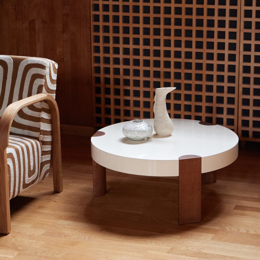 FER Coffee Table in white with ceramic vases beside a striped armchair