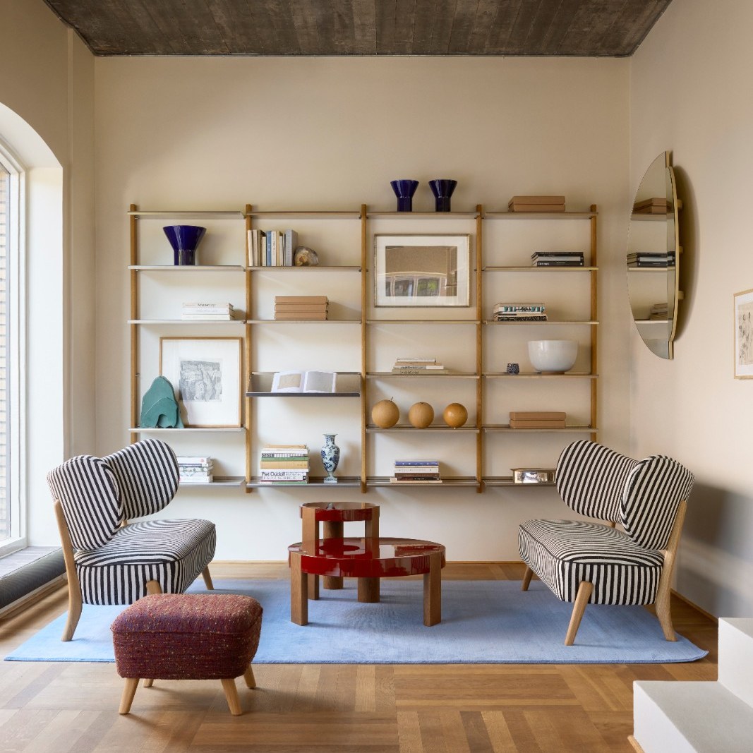 FER Coffee Table in glossy red between striped armchairs in a living room with a MOD shelving wall
