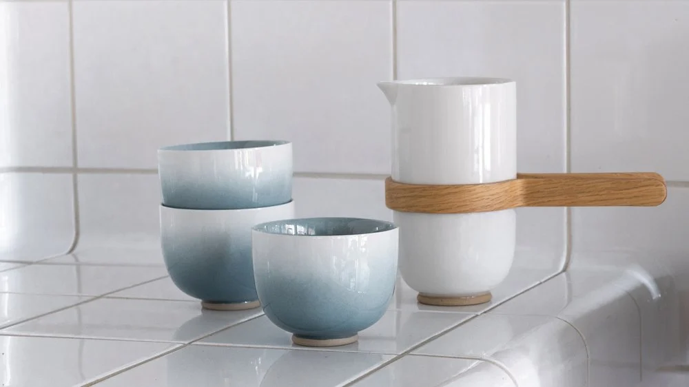 Mazo pitcher and blue gradient cups on a white tiled counter