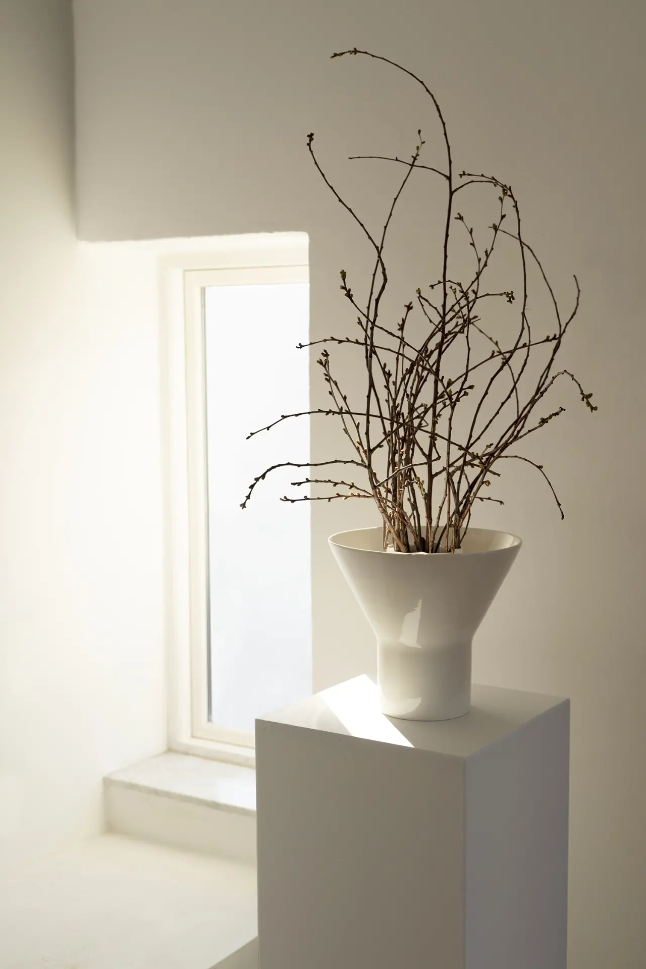 KYO Vase Large in white on a plinth beside a bright window