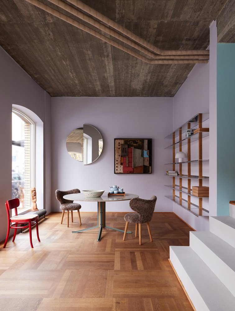 RAE Mirror O120 on a lilac dining room wall above a round table with two chairs